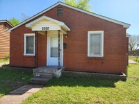 Building Photo - 2020 NE 16th Terrace
