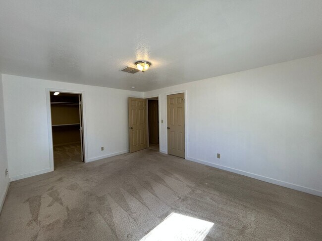 Building Photo - 4 Bedroom / 2 Bathroom Home in SW Redmond