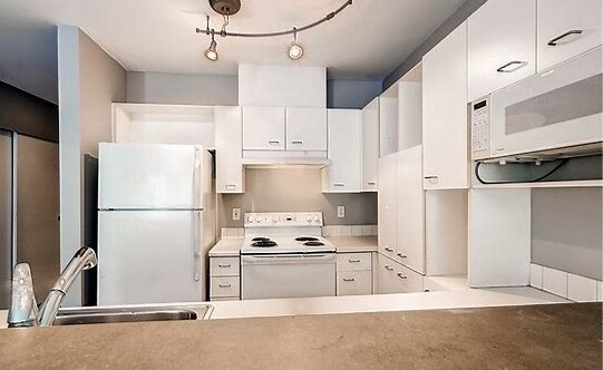 Building Photo - 2440 Western Ave