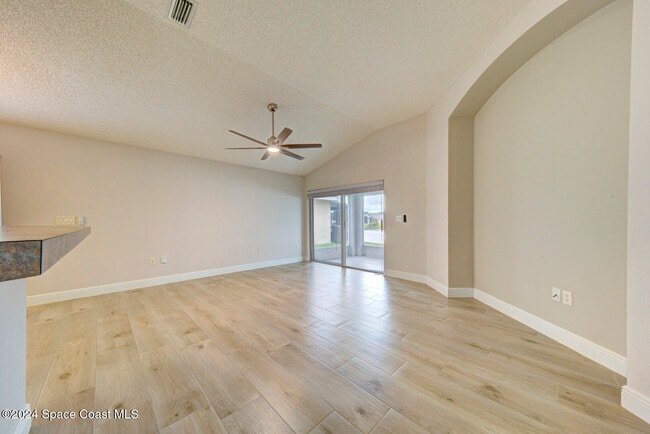 Building Photo - 1085 Sedgewood Cir