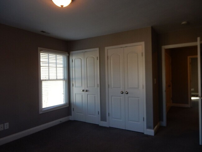 Building Photo - Quality 3 BR Townhome; Convenient to Med C...
