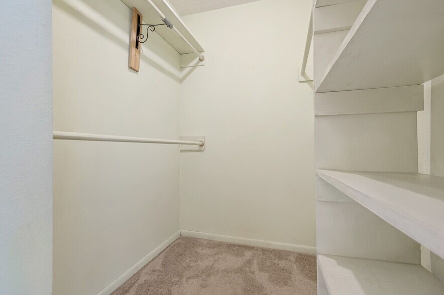 Building Photo - 302 Venture Blvd S