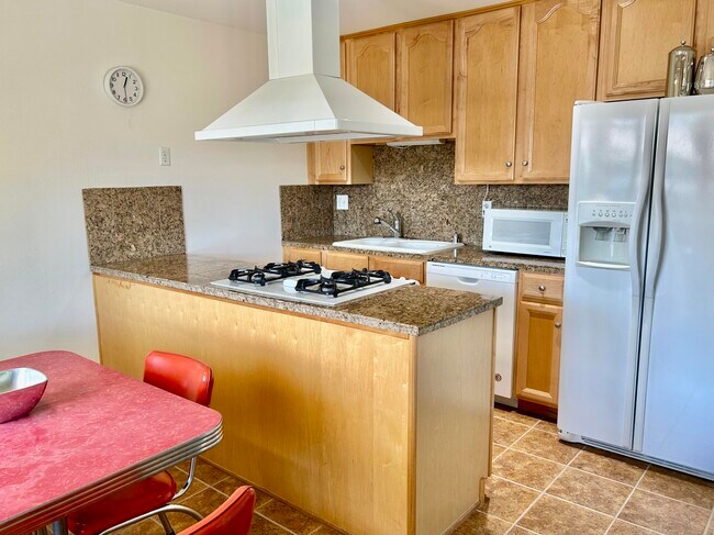 Building Photo - 1900 S Palm Canyon Dr