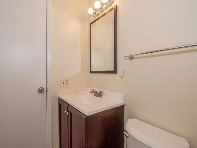 Building Photo - 226 SW Reynolds Ave