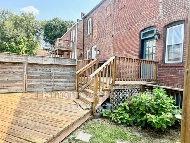 Building Photo - 2145 Victor St