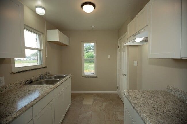 Building Photo - 2 Bed 1 Bath Home located in Warren Township