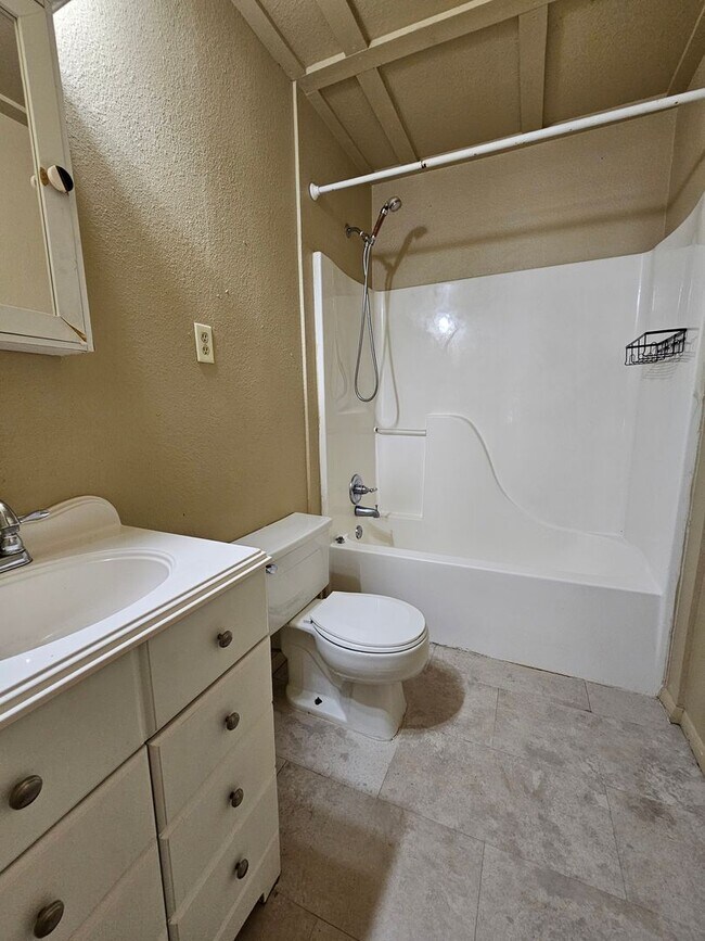 Building Photo - (2) Bed/(1) Bath w/ (2) Living Areas + Uti...