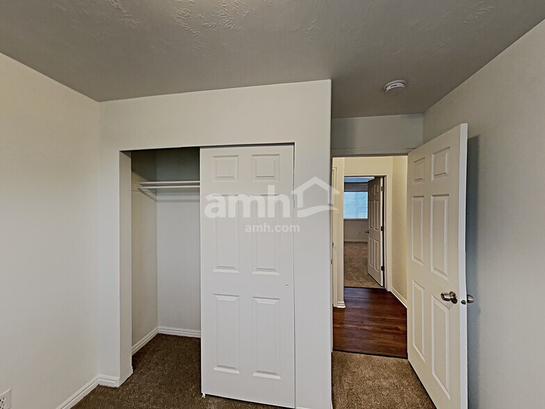 Building Photo - 2558 75 E
