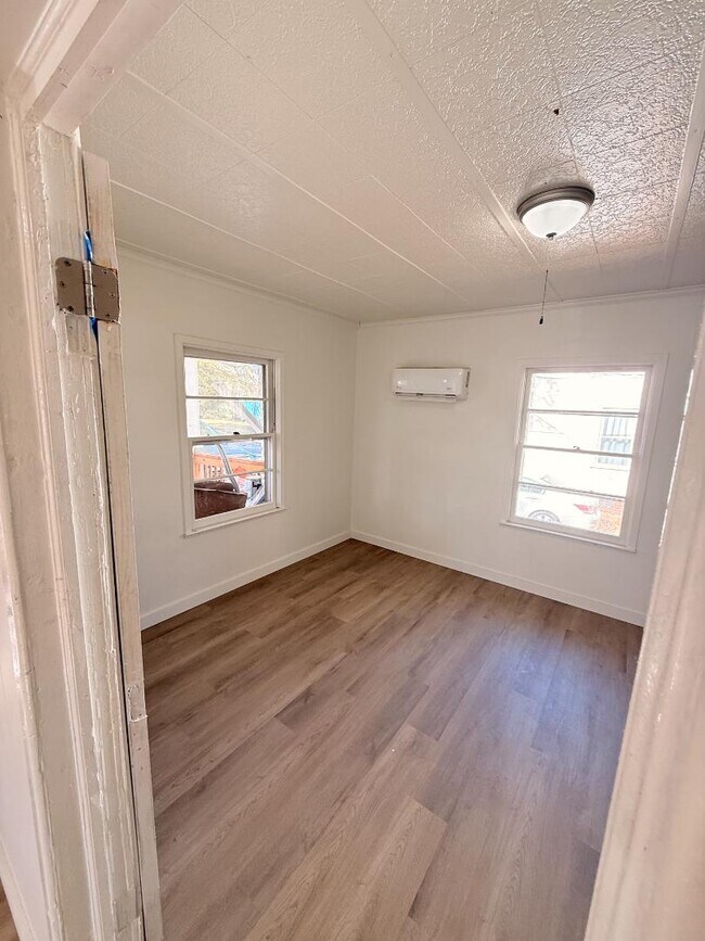 Building Photo - 307 Green St