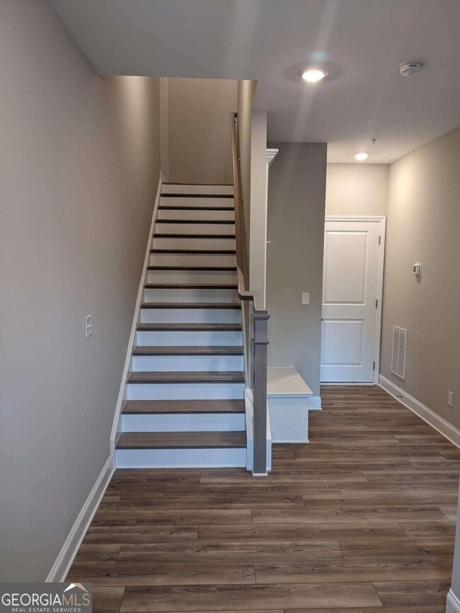 Building Photo - 225 Spike Trl SE