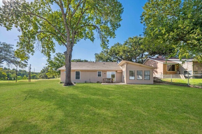 Building Photo - Charming 3-Bed Home with Fireplace & Garage in New Braunfels – 1,505 Sq Ft of Comfort