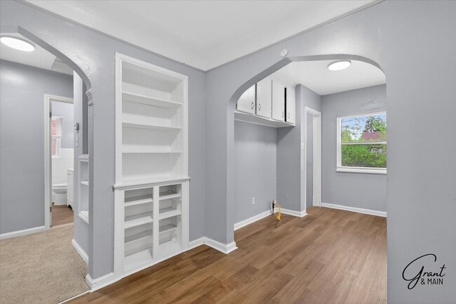 Building Photo - $1200 2 bedroom ranch