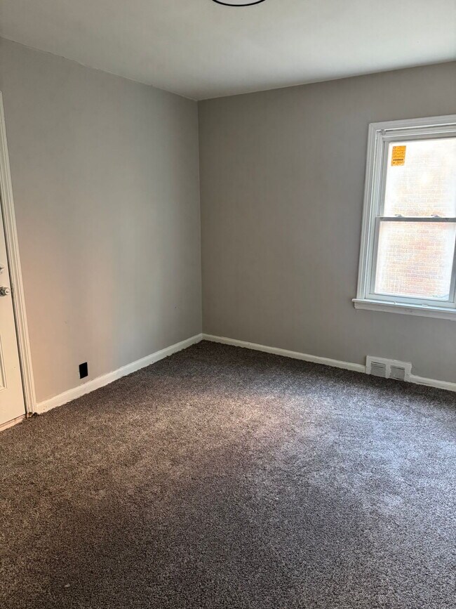 Building Photo - Comfortable 3-Bedroom Rental on Elmdale Street