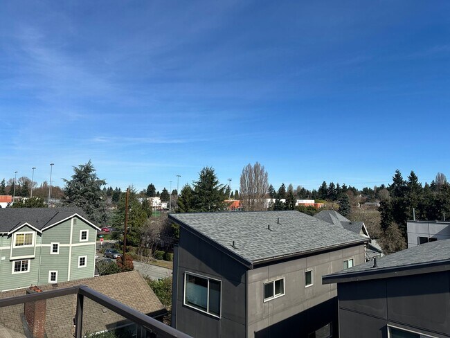 Building Photo - Location! Location! Modern 3 bed, 2.5 bath, Townhome near Greenlake!