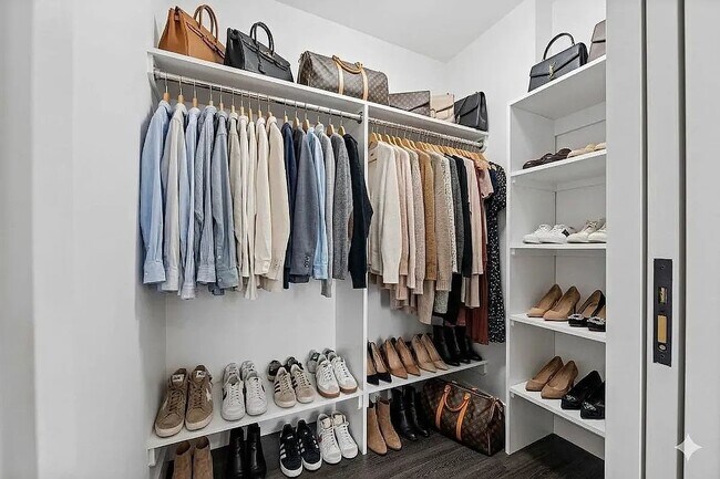 Building Photo - 250 E Houston St