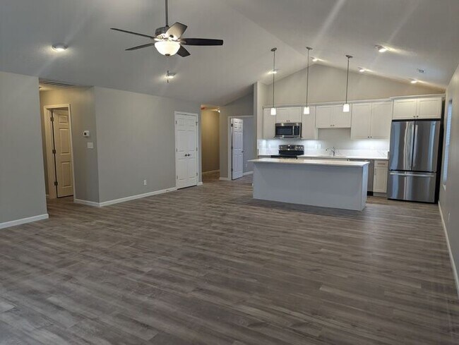 Building Photo - East Side Terre Haute - 4 Bedroom, 2 Baths, 2 Car Garage Home!