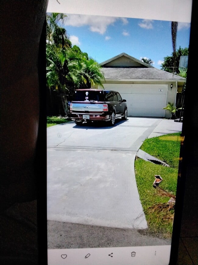 Building Photo - 118 SW Fairway Ave