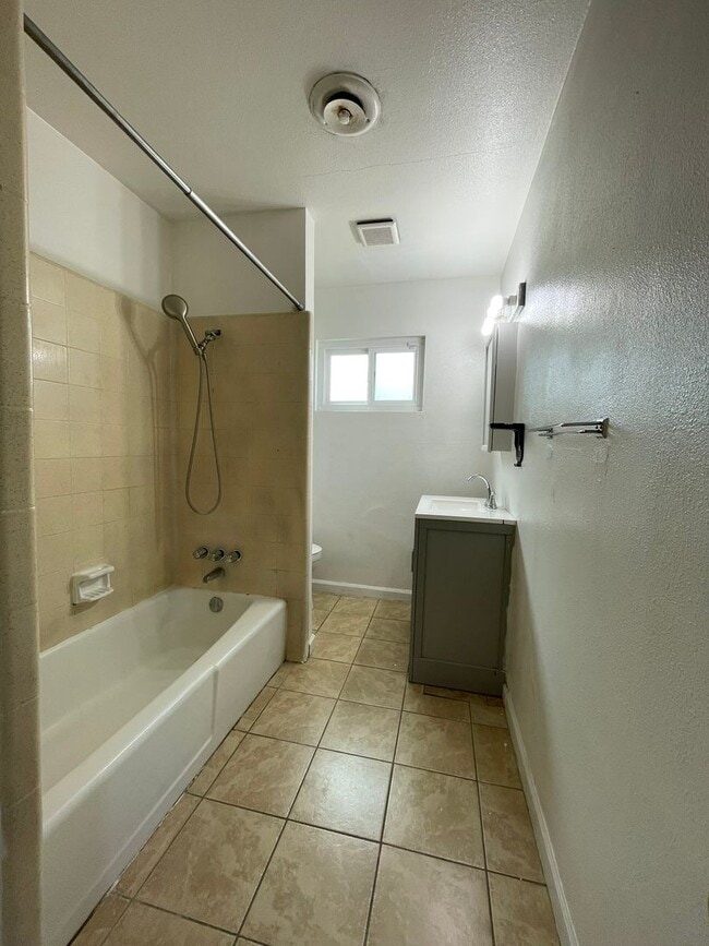 Building Photo - Charming 3-Bedroom, 2-Bath Home – Availabl...
