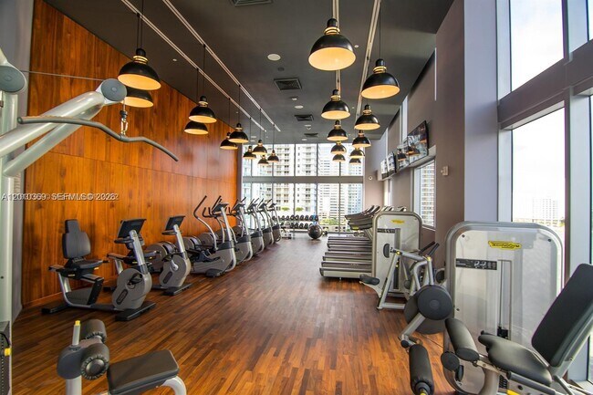 Building Photo - 1300 Brickell Bay Dr