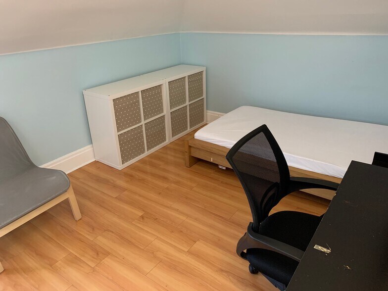 Building Photo - 746 Broughton St