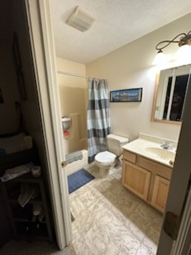 Building Photo - 2 Bedroom townhouse with garage near Med C...