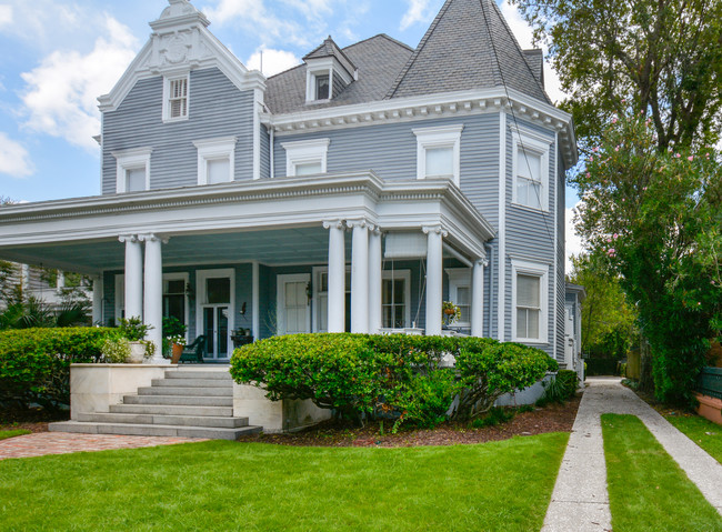 Primary Photo - Fully Furnished Carriage House!