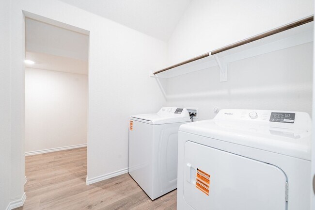 Building Photo - 2126 Thornton Dr