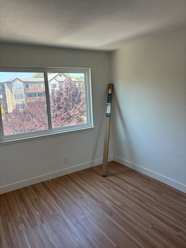 Building Photo - Location, location, location! This gated community is 5 minutes walking distance to downtown Sant...