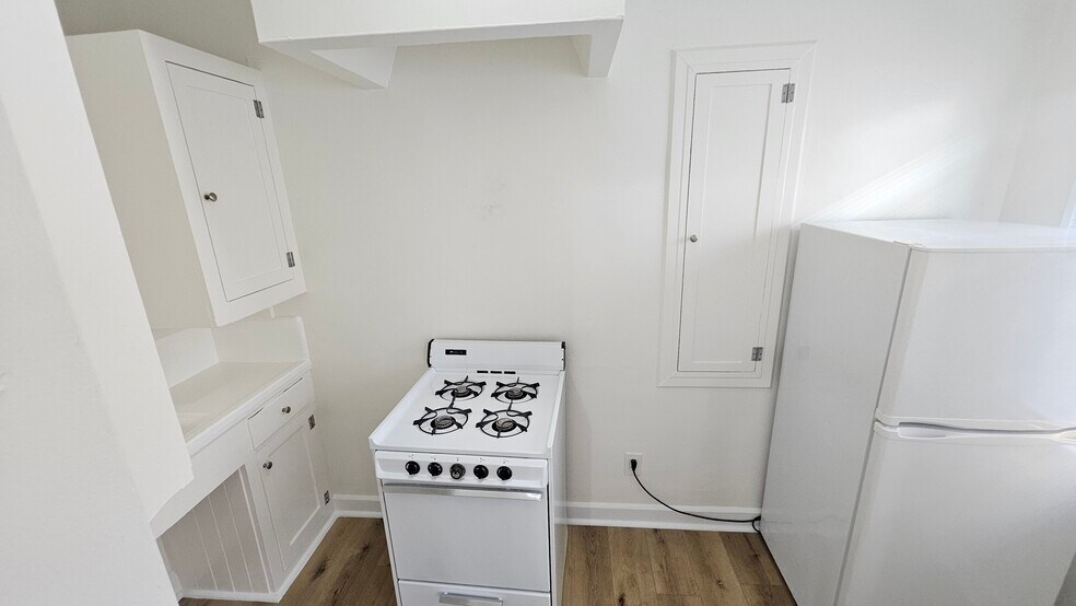 Building Photo - 727 S Coronado St