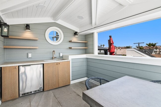 Building Photo - 211 Topaz Ave