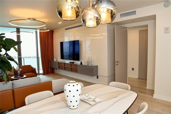 Building Photo - 15701 Collins Ave