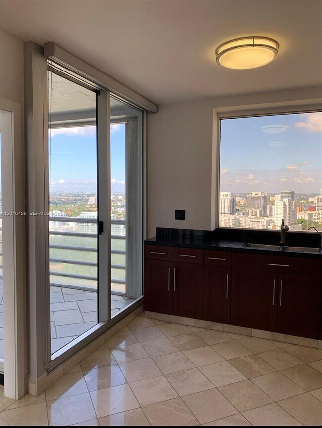 Building Photo - 1541 Brickell Ave