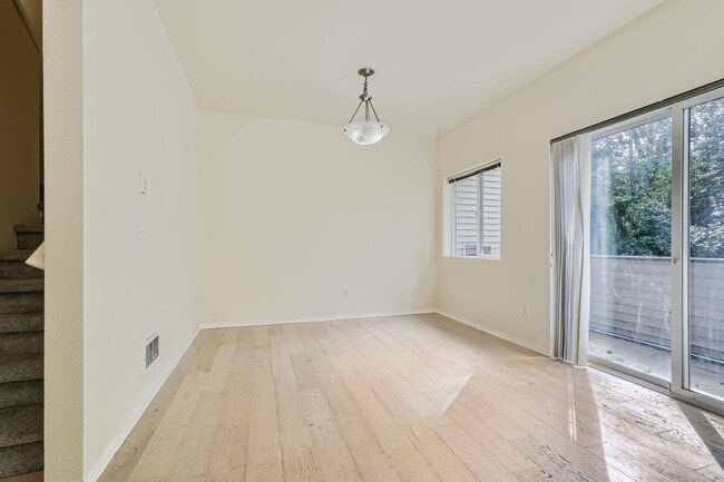 Building Photo - Gorgeous 3 Bed 2.5 Bath Condo @ The Desira...