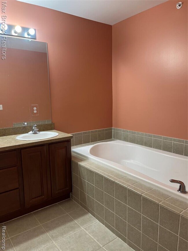 Building Photo - 3255 Camden Dr