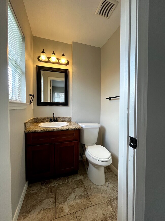 Building Photo - 9613 Westview Dr