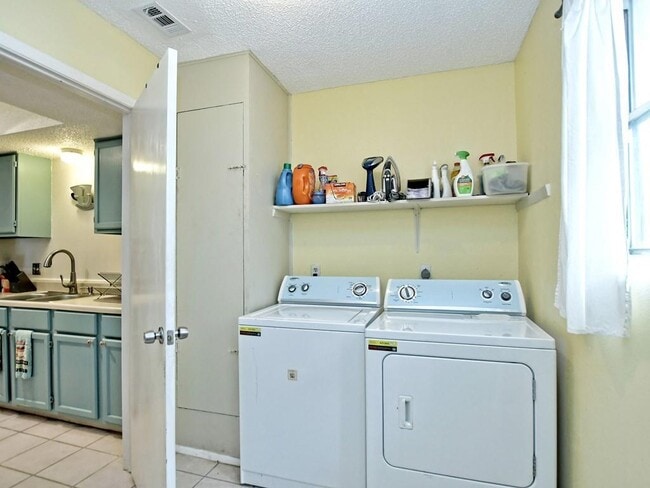 Building Photo - 11108 Applewood Dr