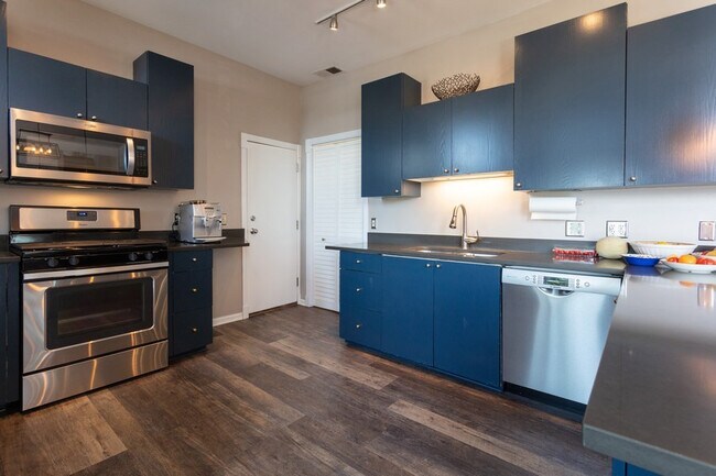 Building Photo - 1530 N Throop St