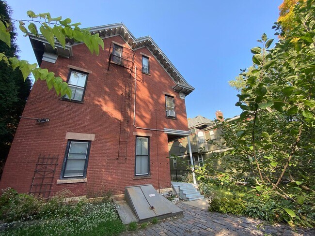 Building Photo - 462 Holly Ave