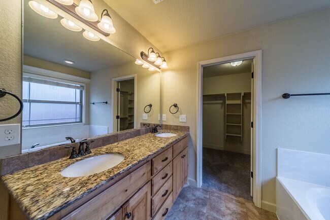 Building Photo - 3205 SW Briar Creek Ave