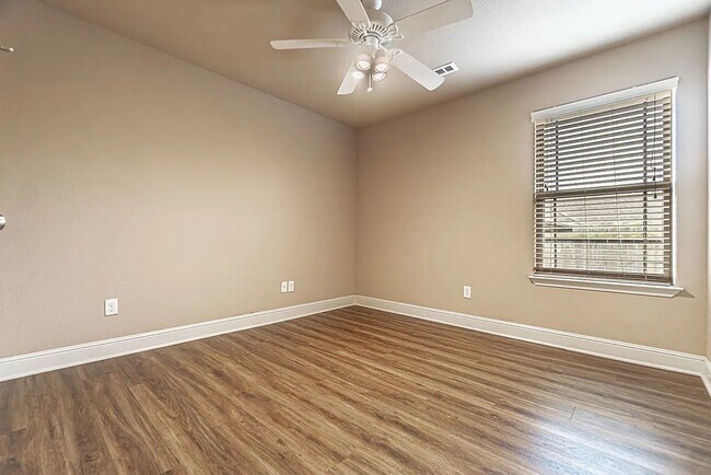 Building Photo - 3104 SW Featherston Rd