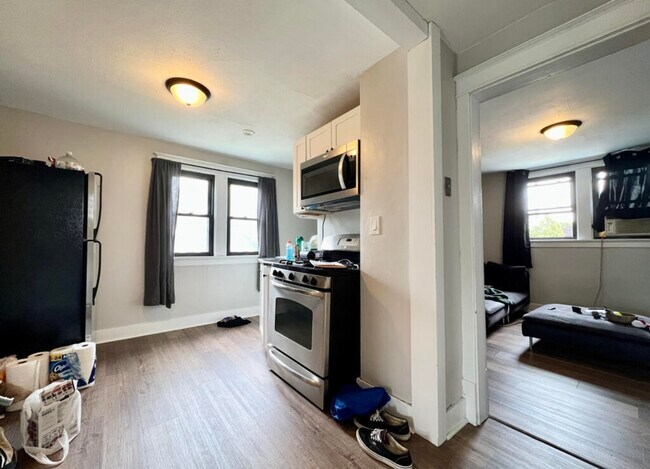 Building Photo - 437 S 73rd St