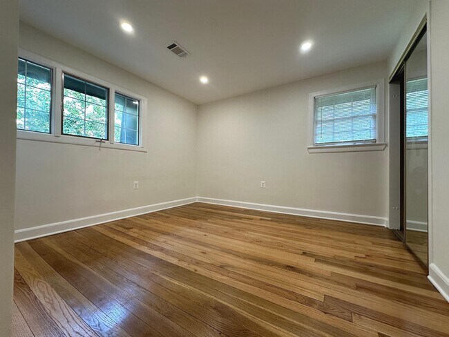 Building Photo - 411 Hampton Ct