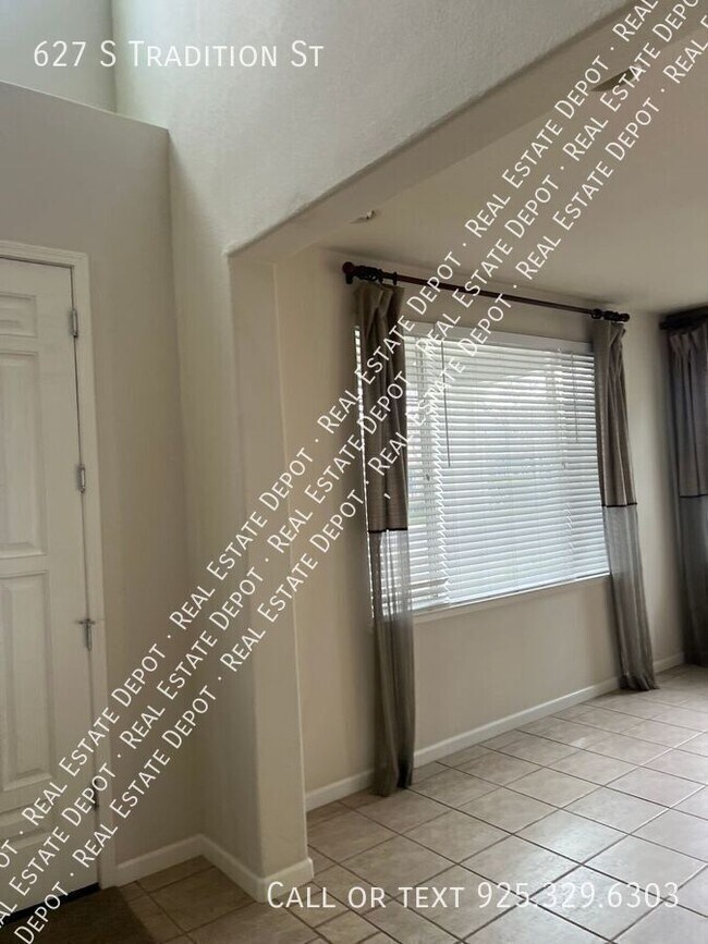 Building Photo - 627 Tradition St