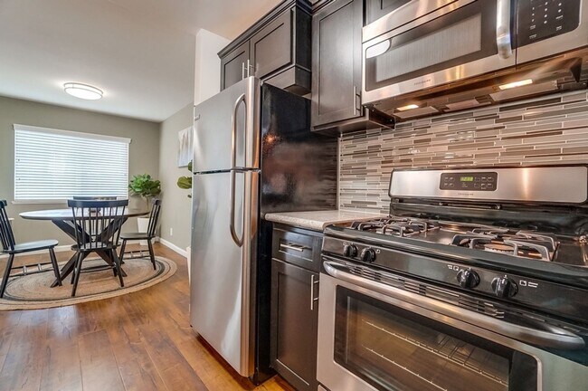 Building Photo - 821 N. Austin Ave