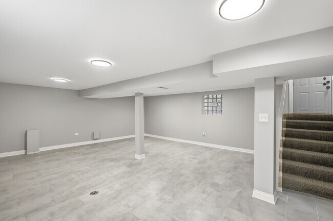 Building Photo - 7823 S May St