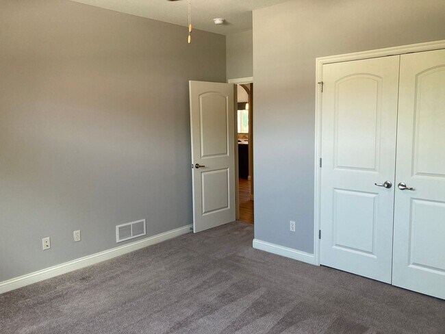 Building Photo - Bright 3BR Townhome with Bonus Room - Available NOW!