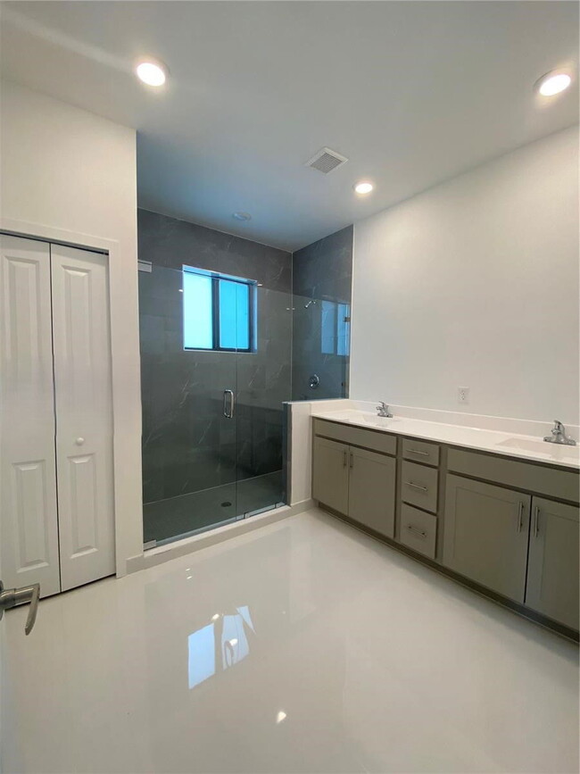 Building Photo - 2434 SW 145th Pl