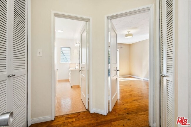 Building Photo - 1323 N Olive Dr