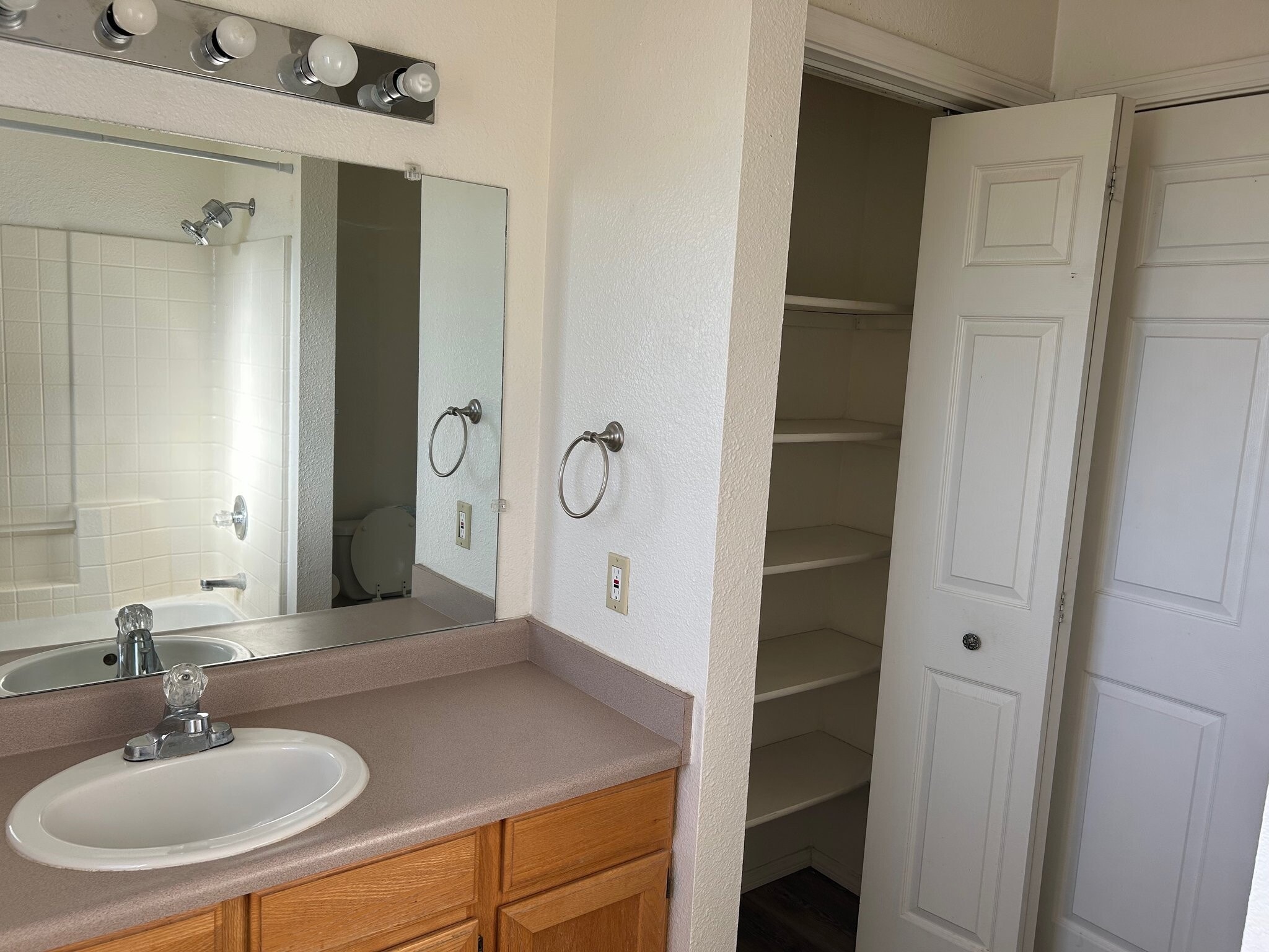 Building Photo - 400 Bent River Rd