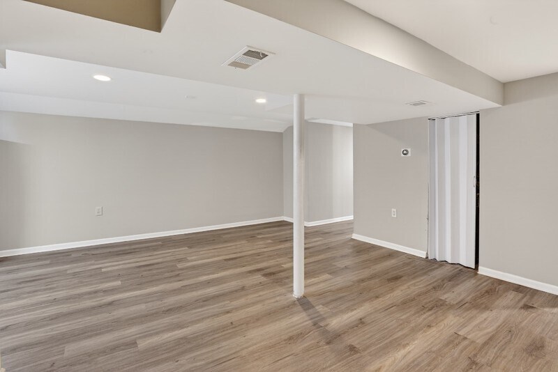 Building Photo - 586 Oakside Dr SW